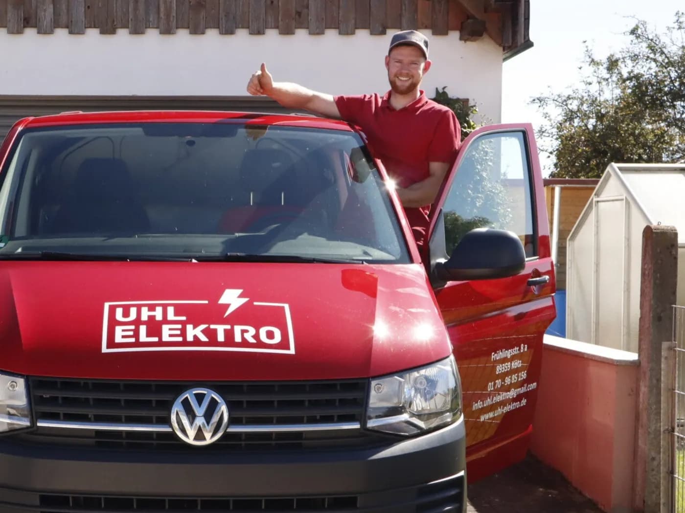 Andreas Uhl, Inhaber von Uhl Elektro, vor seinem Firmenwagen