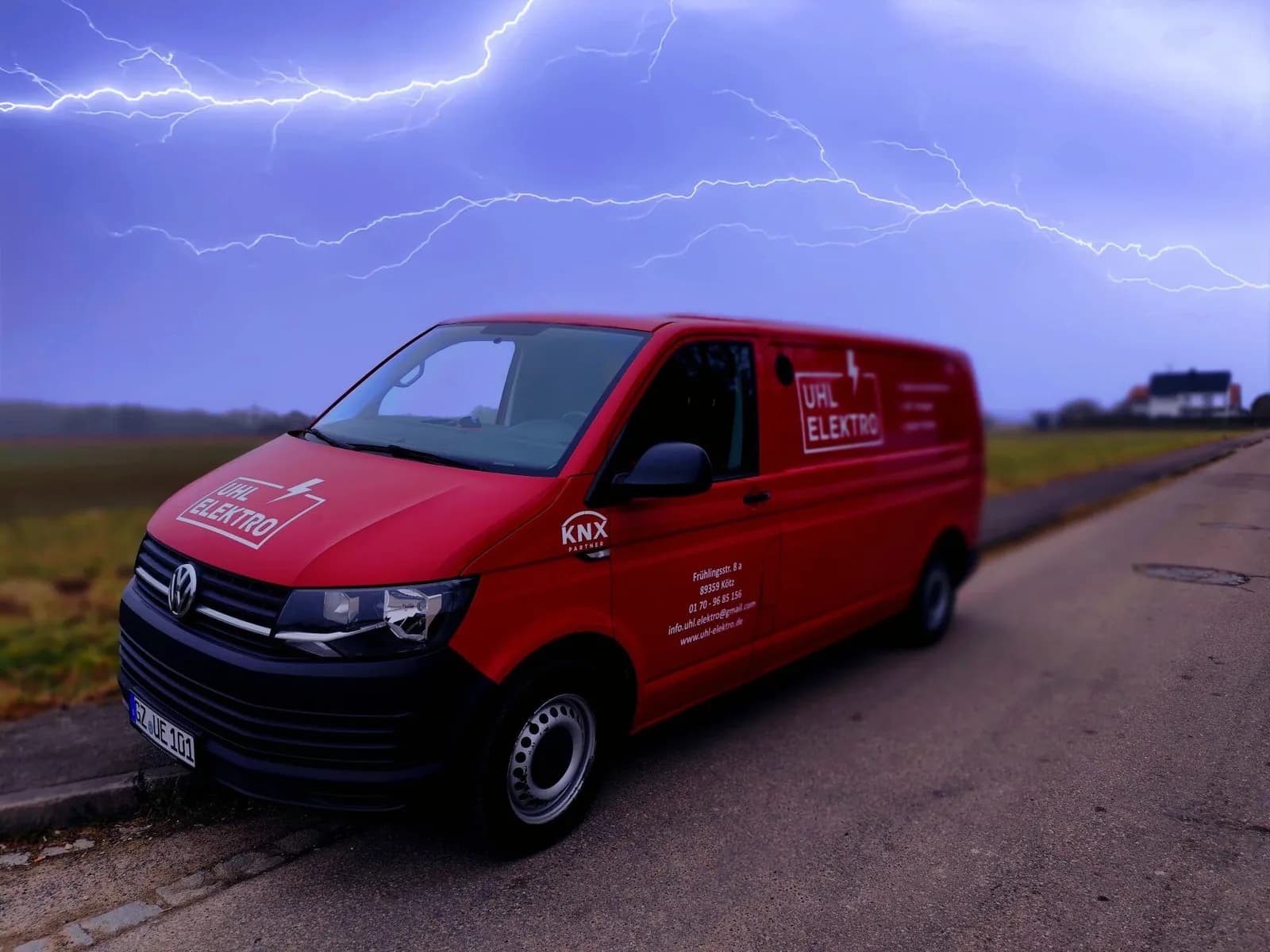Roter Uhl-Elektro-Transporter unter dunklem Himmel
