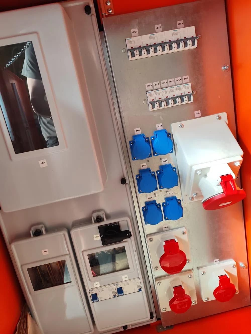 Baustromverteiler mit beschrifteten Sicherungsautomaten und CEE-Steckdosen