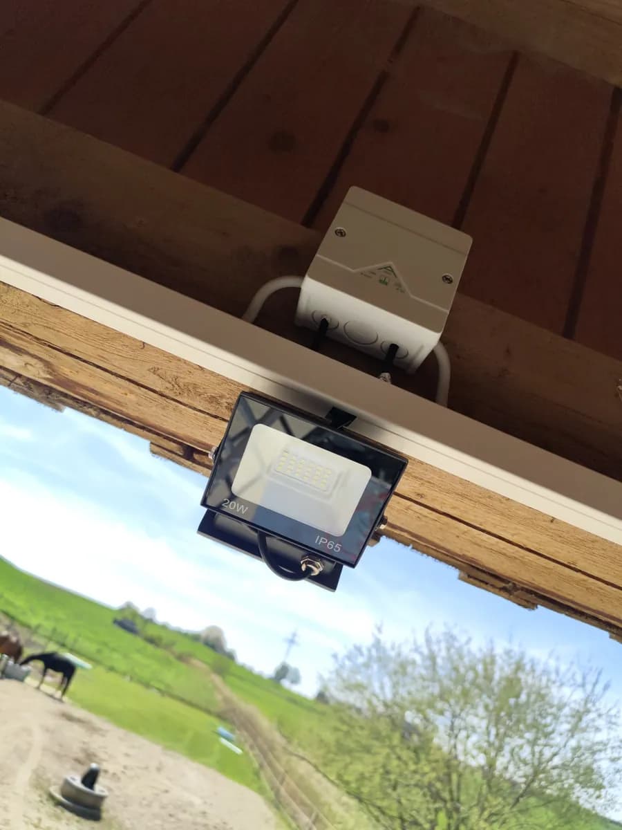 Montierter LED-Außenstrahler an einer Holzkonstruktion